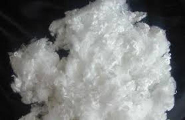 Invención del poliéster.