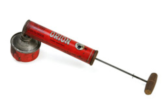 Muller sintetiza el DDT, un químico que luego se utilizaría en pesticidas.