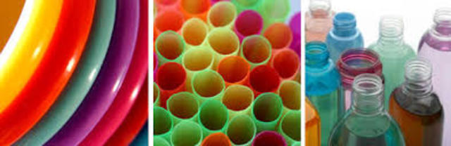 Giulio Natta de Italia y Karl Zeigler de Alemania ganan el premio Nobel de química por la síntesis de polímeros y plásticos.