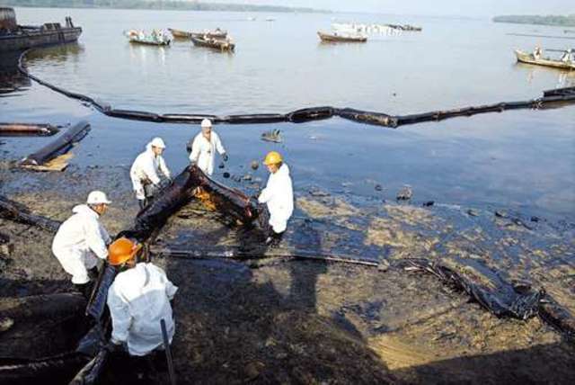 Exxon Valdez derrama 42 millones de litros de petróleo crudo en la costa de Alaska.