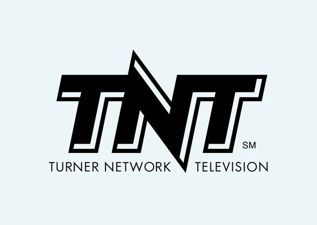Turner Network Television (TNT) transmitió programas por satélite
