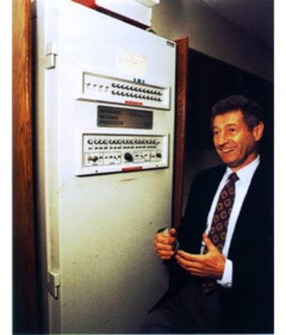 Leonard Kleinrock publicó el primer documento sobre la teoría de conmutación de paquetes.