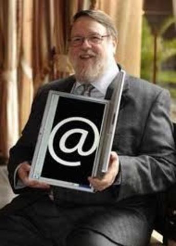 Ray Tomlinson escribió el software básico de envío y lectura de mensajes de correo electrónico.