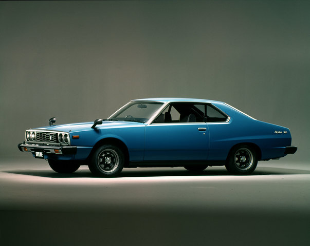 En 1962 Nissan inicia exportaciones a Europa y cuatro años mas tarde se fusiona con la compañía automovilística  Prince. y junto con ellos los celebres modelos Skyline y Gloria