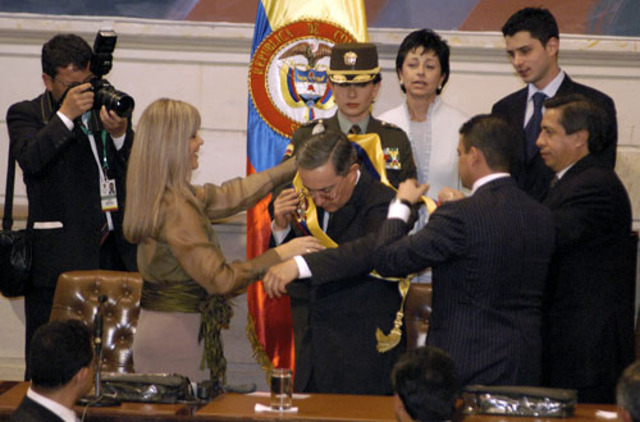 Se posesiona el Reelegido Presidente Alvaro Uribe