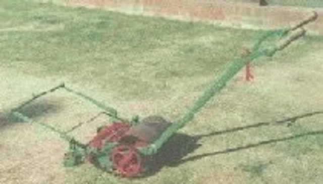 Thomas Green and Son of Leeds introduced a mower called the Silens Messor (meaning silent cutter), which used chain to transmit power from the rear roller to the cutting cylinder.