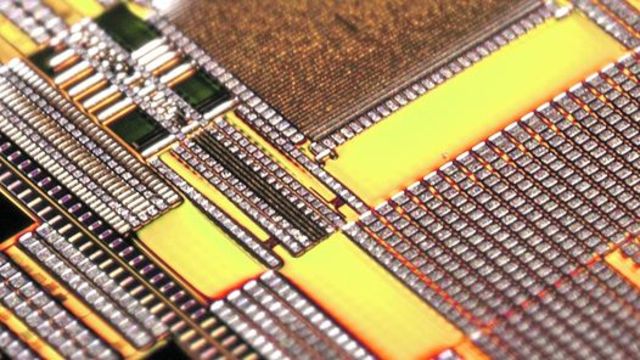 Se inventan los Chips de Silicio