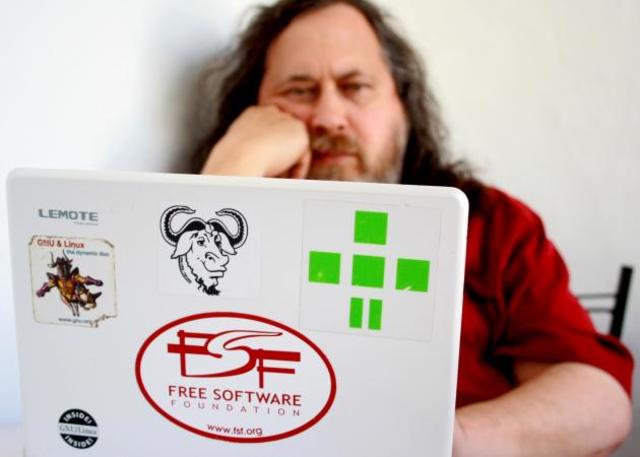 Richard Stallman escribe la primera versión de la licencia GNU GPL.