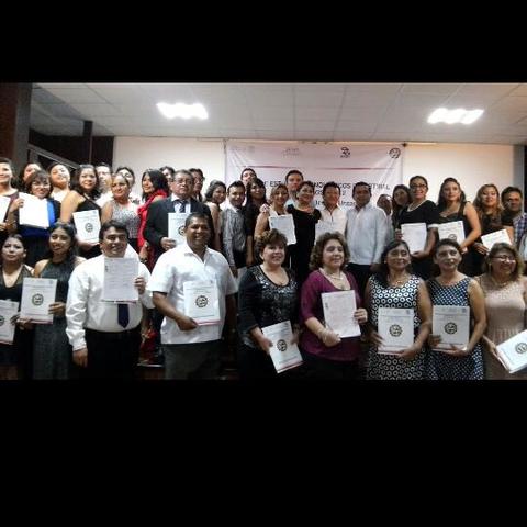 Recibiendo Certificado de Prepa y Tecnico en Contabilidad