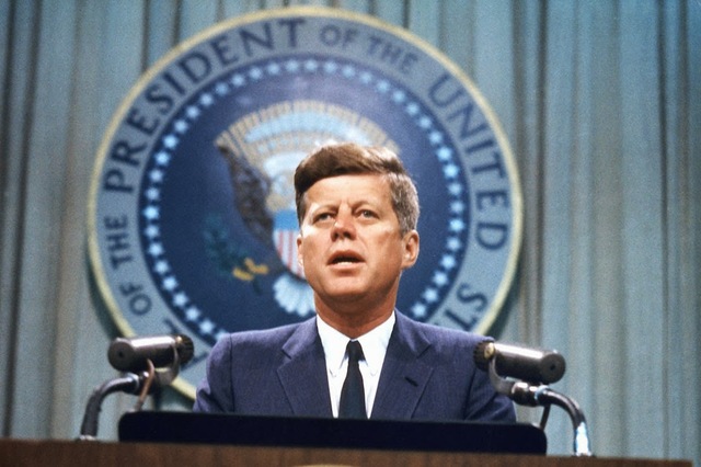 Jhon F Kennedy se dirige al secretario general de la OEA