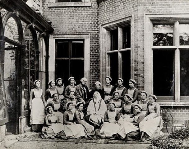 se fundo una escuela para preparar enfermeras practicas