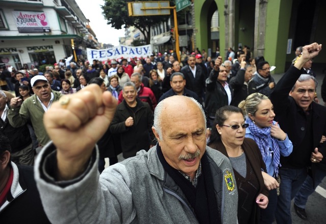Fesapauv marcha por adeudos de Duarte a la UV