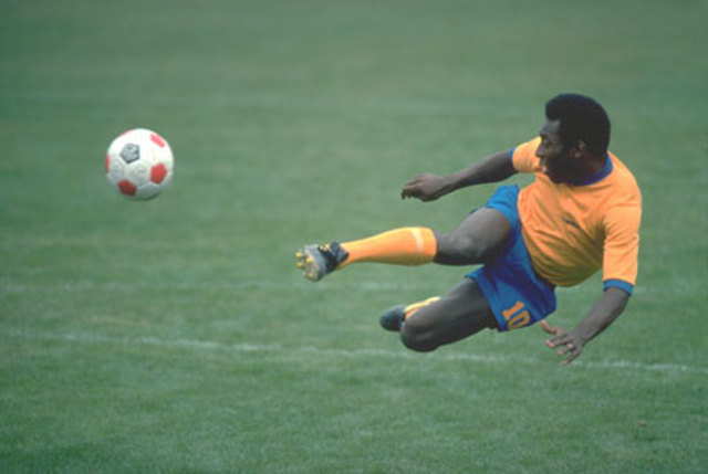 Pele se unio al equipo de futbol brasileno a la edad de 16