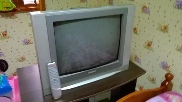 televisión control remoto y mayor pantalla.