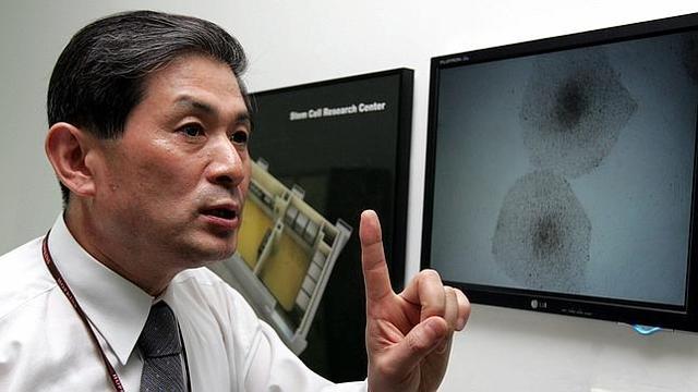Hwang Woo Suk y su equipo desarrollan los primeros embriones humanos clonados maduros, cultivan cosechan células madre de embriones partir de ellos.