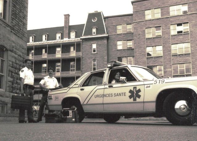 Soins avancés effectués par les médecins sur la route à Montréal