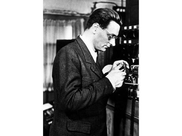 First computer featured machine