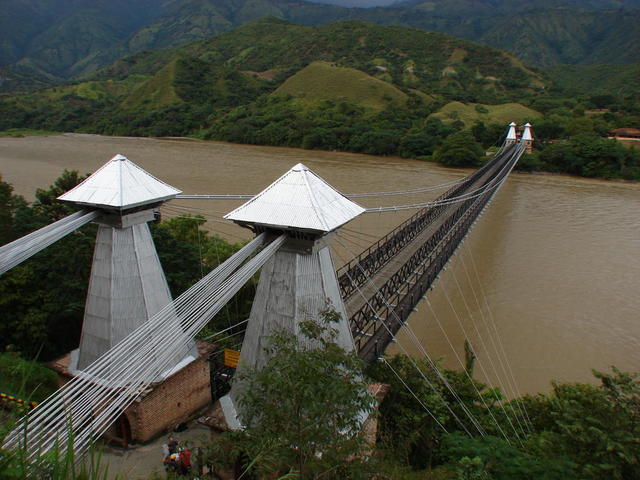 PRIMER PUENTE COLGANTE COLOMBIANO