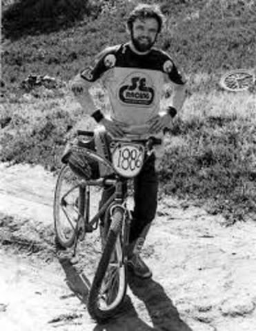 uno de los primeros en usar la  BMX fue