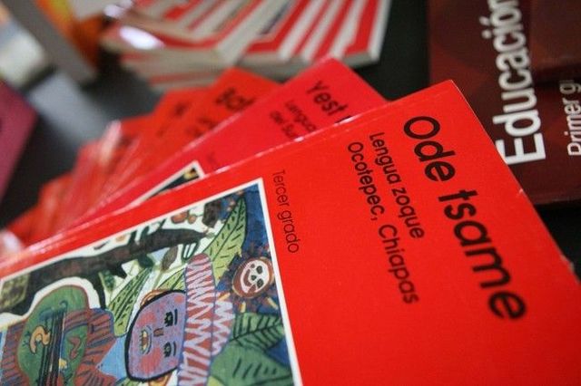 Se entregan libros de texto a los indígenas