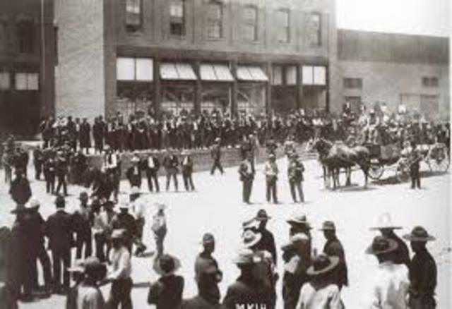 Los trabajadores de las minas de cananea estallan en huelga piden aumento de salario y un trato semejante al de los trabajadores norteamericanos.