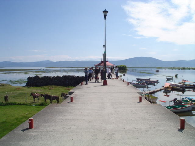 El lago rebasa el nivel máximo