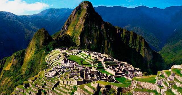 Machu Picchu: es el nombre contemporáneo que se da a un antiguo poblado andino incaica construida antes del siglo XV en el promontorio rocoso que une las montañas Machu Picchu y Huayna Picchu en la cordillera Central, al sur del Perú y a 2490 msnm