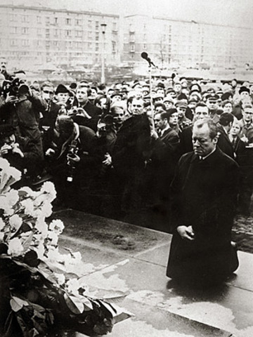 El canciller de la RFA, Willy Brandt se arrodilla en Varsovia en homenaje a las víctimas del nazismo.