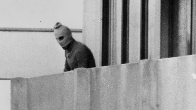 En los Juegos Olímpicos de Múnich, el grupo terrorista palestino «Septiembre Negro» provoca la muerte de nueve atletas israelíes