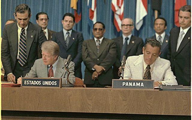 Washington. Se firman los Tratados Torrijos-Carter para la devolución paulatina a Panamá de las instalaciones del Canal de Panamá