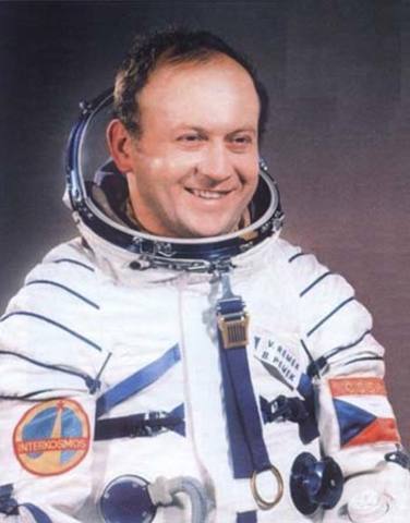 Vladimír Remek (República Checa) se convierte en el primer astronauta de un país distinto a la Unión Soviética o los Estados Unidos