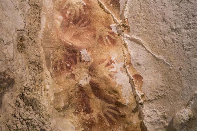 Los investigadores descubrieron doce impresiones de manos y dos representaciones de animales.