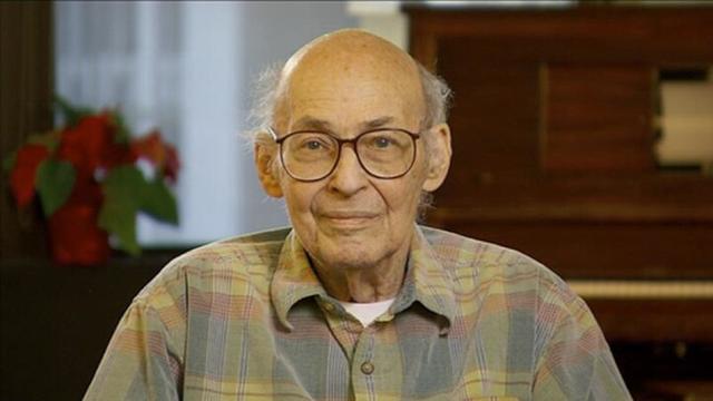 Bertrand Raphael construye el sistema SIR