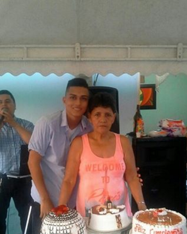 CELEBRANDO MIS 17 AÑOS DE EDAD JUNTO A MI ABUELA.