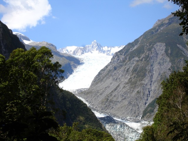 9 Dead in Fox Glacier plane crash (national)