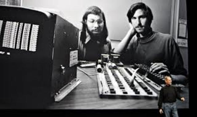 Steve Jobs y Steve Wozniak fundan Apple Computer