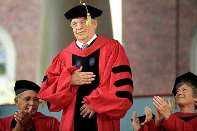 Fernando Herrique Cardoso é um sociólogo, cientista político, professor universitário, escritor e político brasileiro.