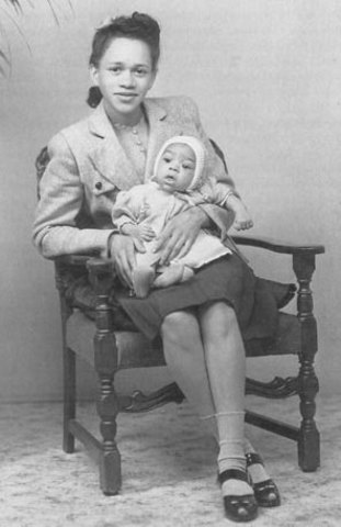 Su primera guitarra y muerte de su madre