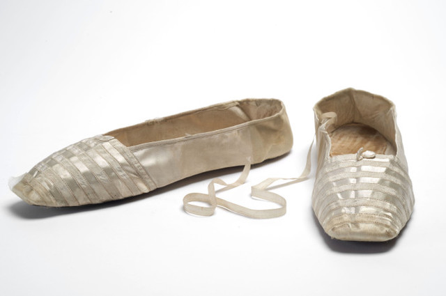 The 1840's Going flat Square-toed slippers