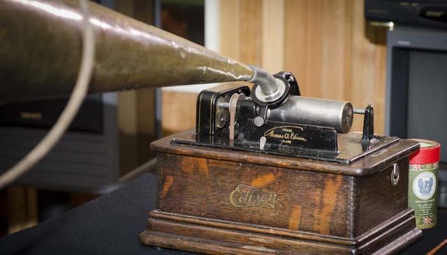 The updated phonograph used brown/ dark colored wax