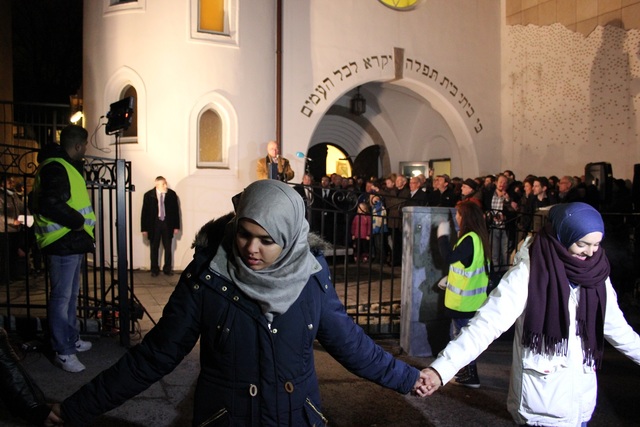 Young Muslims in Norway yesterday circled the Oslo Synagogue to show their support for Jews.