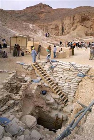 Pharaonic Tomb Discovered