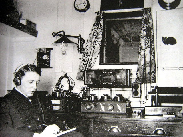 Se introduce la radiotelegrafía