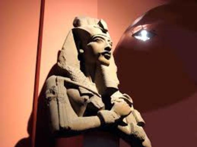Akhenaton and Nefertiti begin their rule 1350 BC