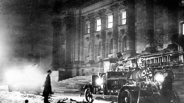 Incendio del edificio del Reichstag para generar un ambiente de crisis; los nazis culpan a los comunistas.
