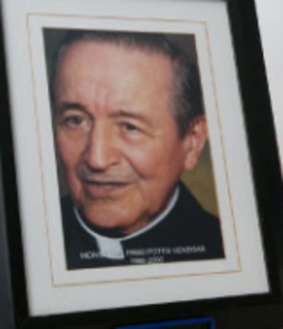 POSECIONA RECTOR PADRE FRED POTES