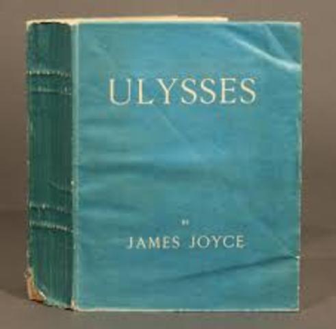 James Joyce begins writing the controversial novel Ulysses.