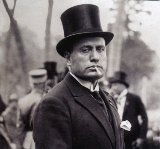 Mussolini y Laval firman el Pacto Franco-Italiano en Roma.