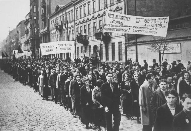 Huelga general de los judíos de Polonia, en protesta contra el antisemitismo.