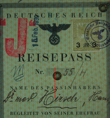 Del 29 al 30 de Septiembre de 1937, la ley exige todos los pasaportes judíos para imprimirles una gran J roja.